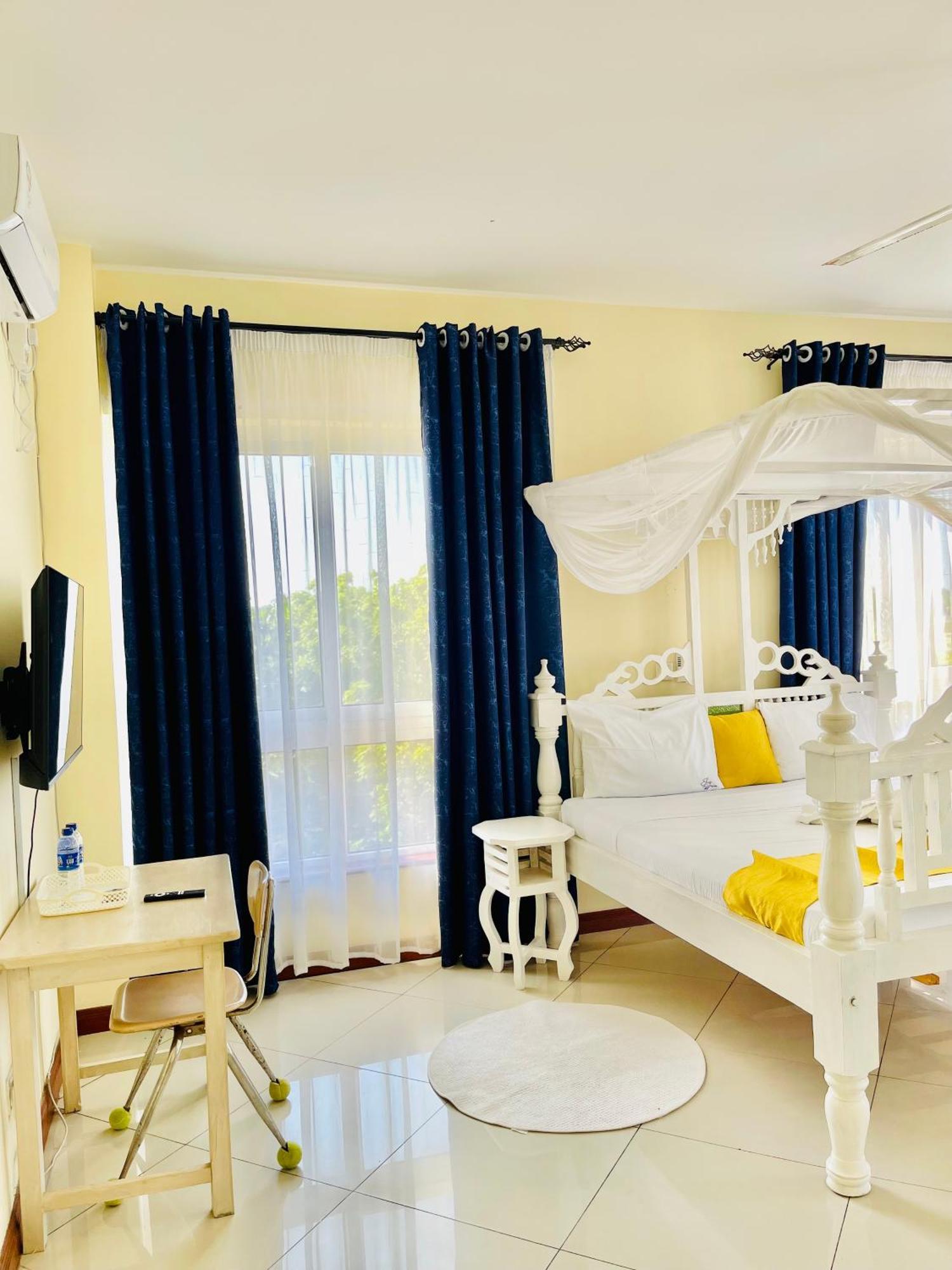 Elna'S Nyali - Work & Unwind - Pool, Sea Views, Ac & Fast Wi-Fi Bed and Breakfast Mombasa Exteriör bild