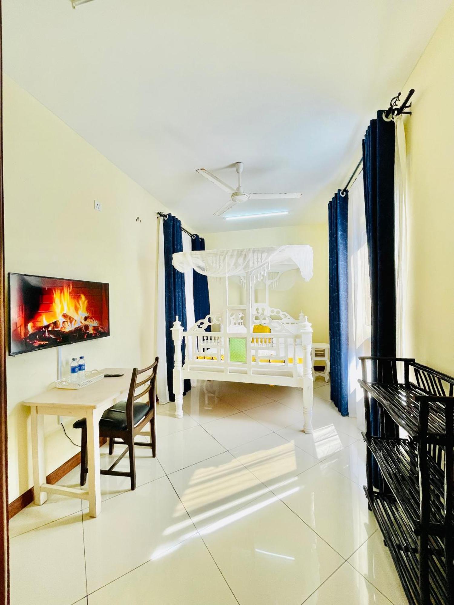 Elna'S Nyali - Work & Unwind - Pool, Sea Views, Ac & Fast Wi-Fi Bed and Breakfast Mombasa Exteriör bild