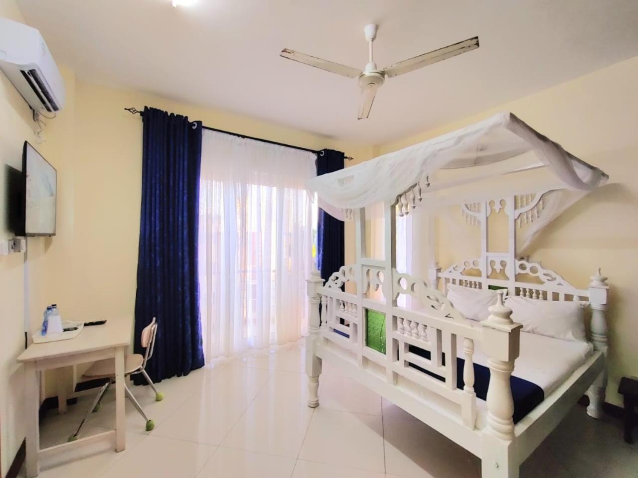 Elna'S Nyali - Work & Unwind - Pool, Sea Views, Ac & Fast Wi-Fi Bed and Breakfast Mombasa Exteriör bild