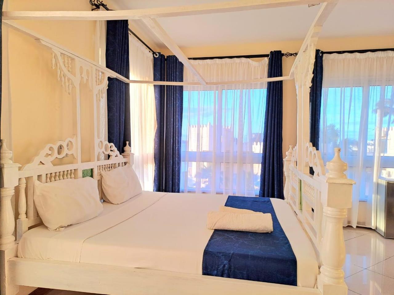 Elna'S Nyali - Work & Unwind - Pool, Sea Views, Ac & Fast Wi-Fi Bed and Breakfast Mombasa Exteriör bild